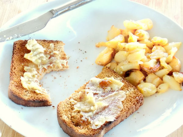 So easy and tasty Plated Roasted Garlic and Toast